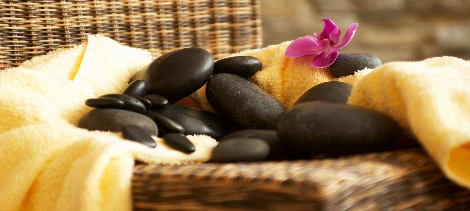 Steine und ein Handtuch in einem Korb im Wellnessbereich in Oberstdorf