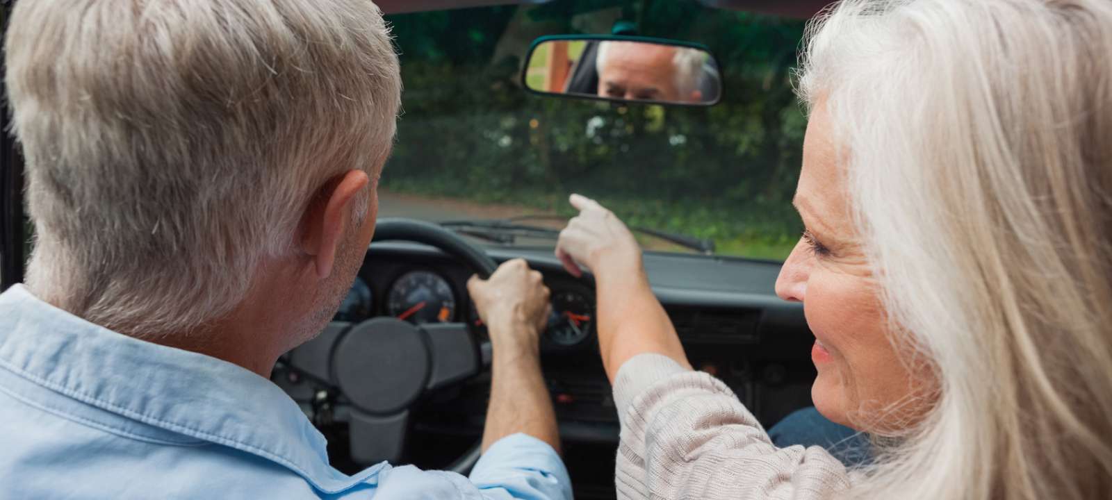 Zwei Personen fahren Auto zum Wellnesshotel in Oberstdorf im Allgäu