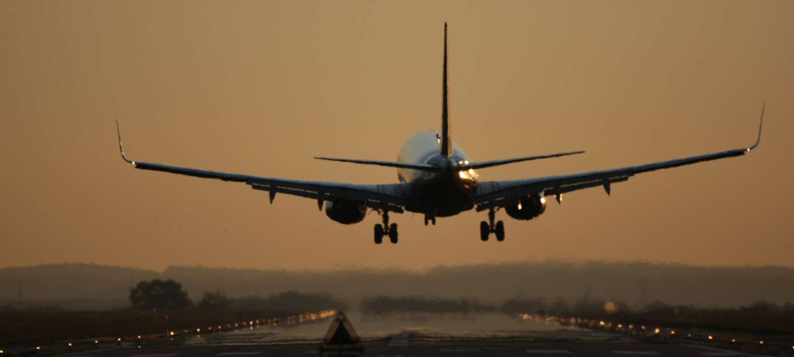 Flugzeug landet am Flughafen