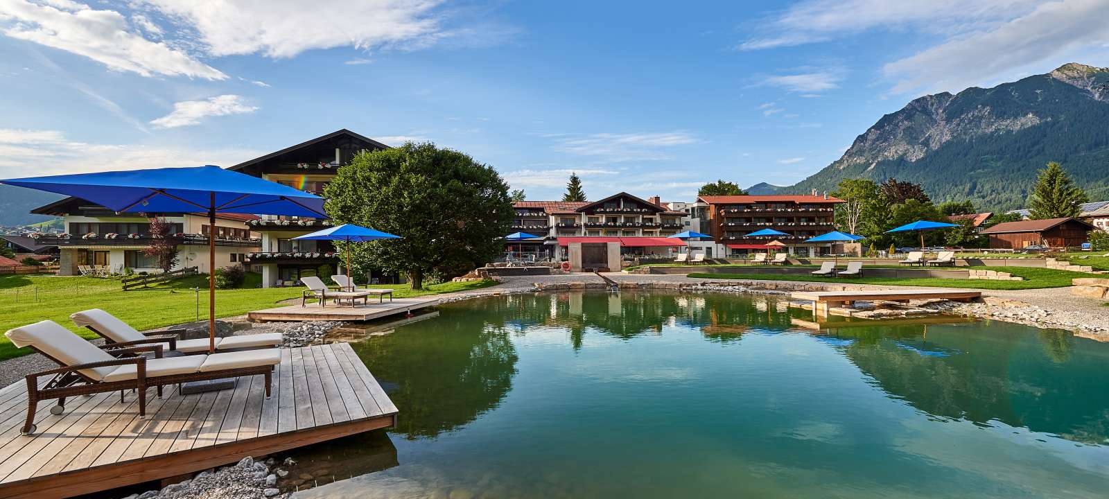 Paar genießt Sommertag im Garten in Korbliege im Hotel in Oberstdorf