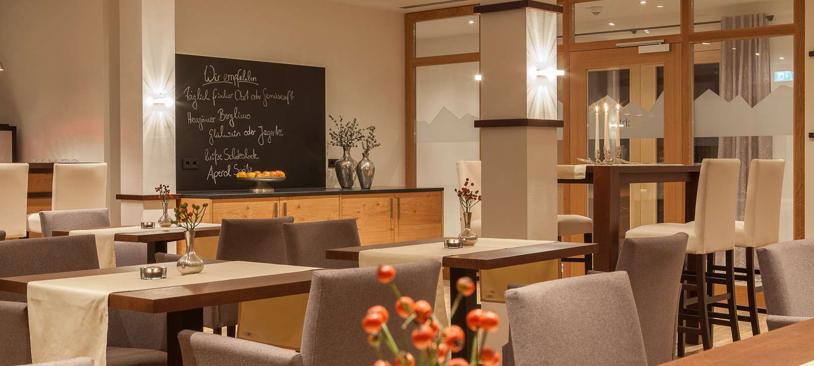 Tisch im Panoramabistro mit Blick auf das Panorama