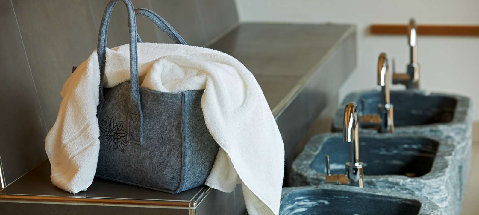 Kneipp-Fußbecken mit Handtuch im Ladies Spa