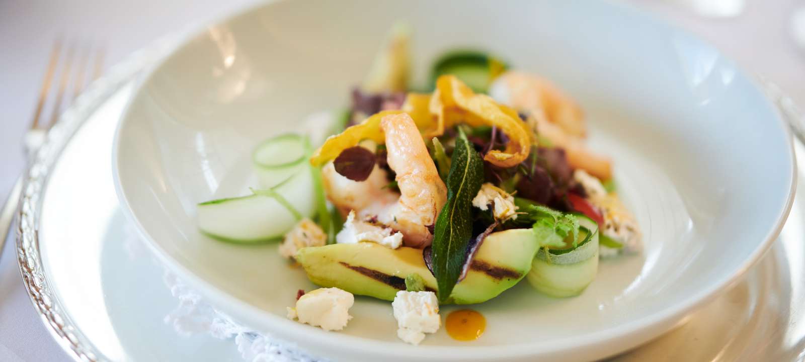 Gesundes Gericht mit Salat und Garnelen