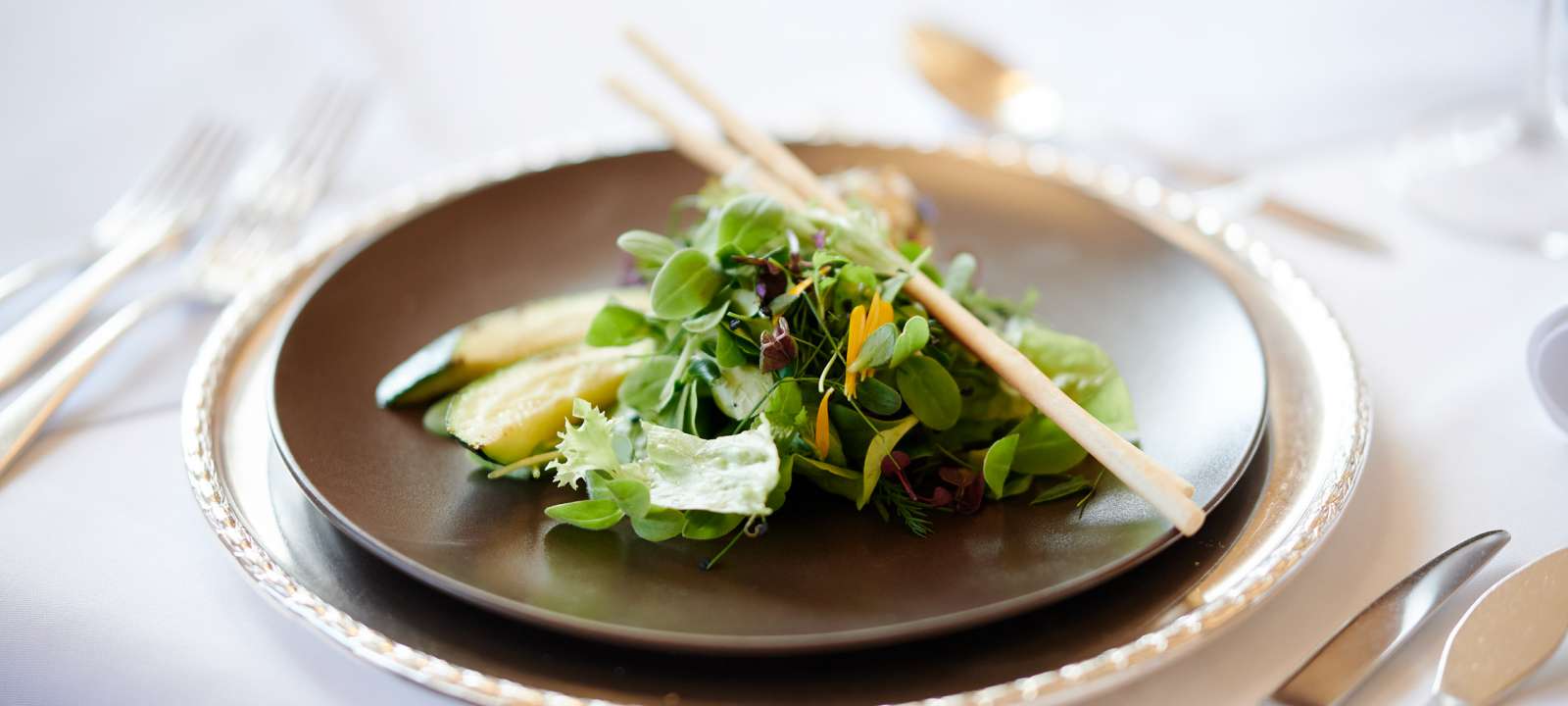 Gesunder angerichteter grüner Salat zum Abendessen im Rahmen der Schüles Verwöhnpension