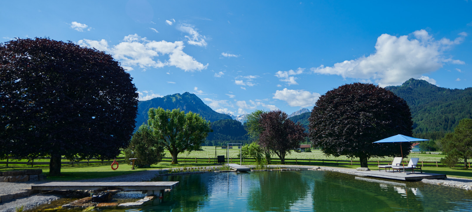 Paar im Bademantel spaziert durch den Garten
