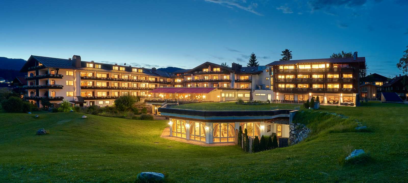 Außenansicht auf das SCHÜLE'S Gesundheitsresort & Spa im Sommer in Oberstdorf im Allgäu