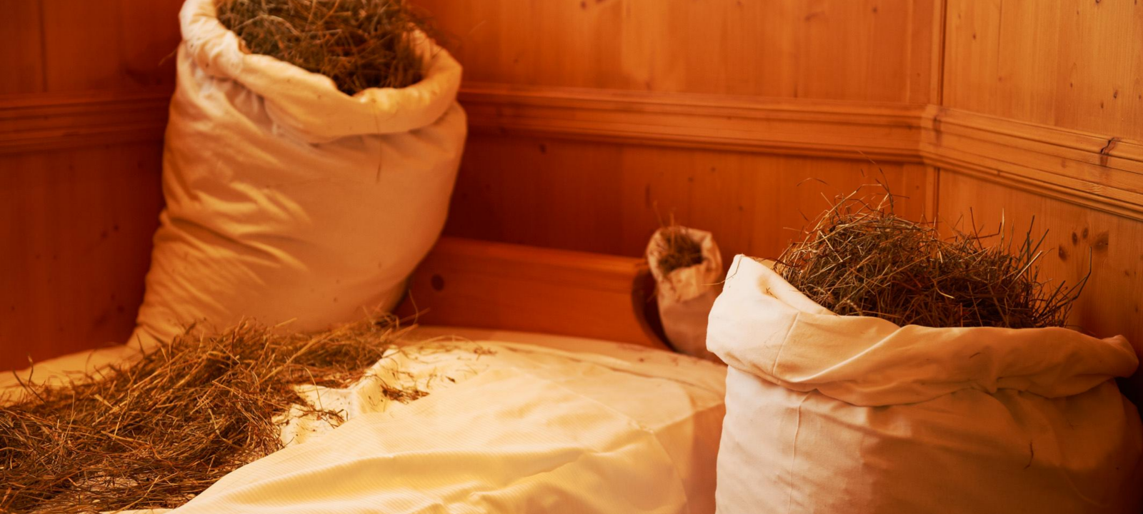 Bett gefüllt mir Heu Wellnessanwendung