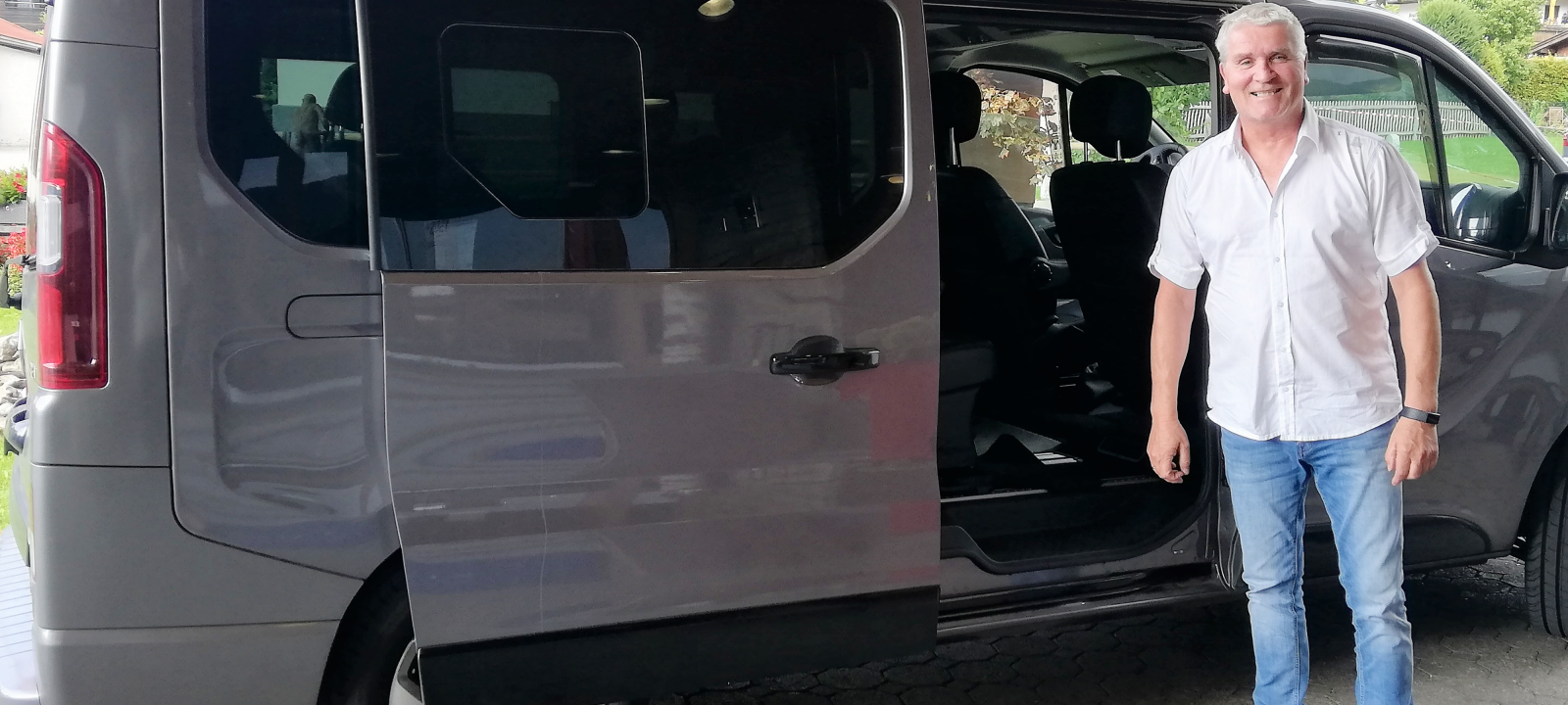 Ein Mann steht vor einem Auto