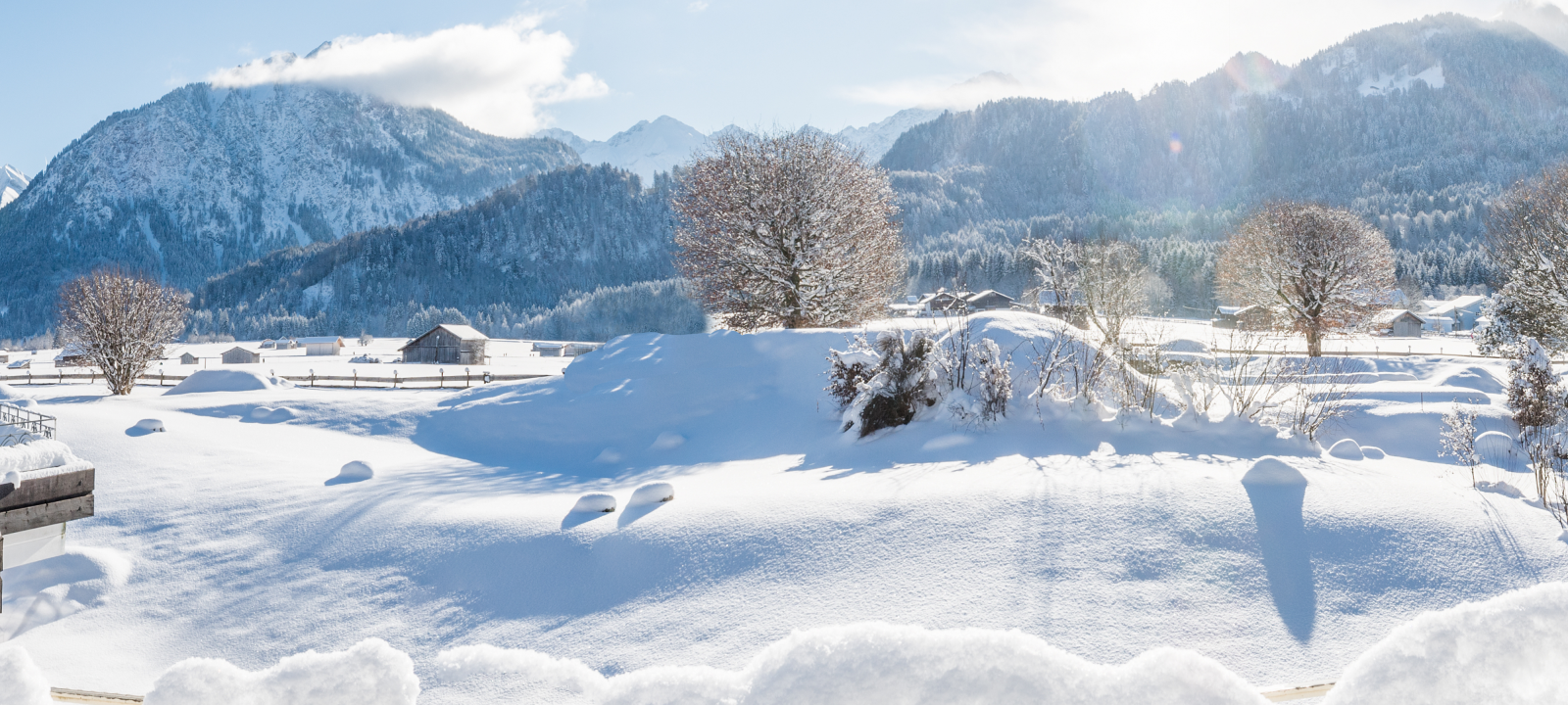 Paar genießt Sommertag im Garten in Korbliege im Hotel in Oberstdorf