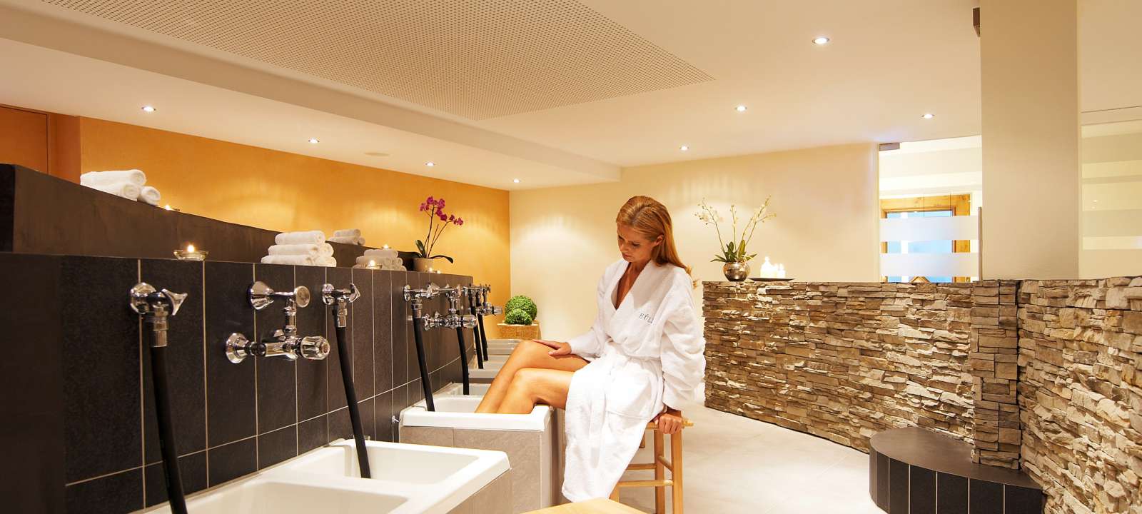 Kneipp-Fußbecken mit Handtuch im Ladies Spa
