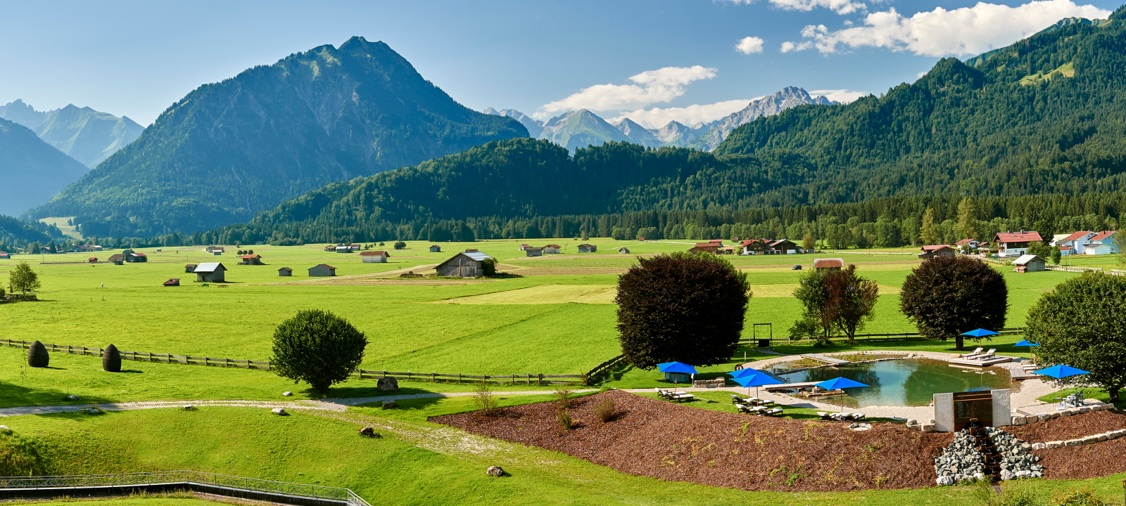 Paar entspannt im Garten und genießt die Sonne