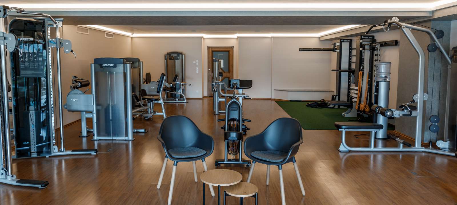 Fitnessraum mit Fitnessgeräten für Muskeln und Ausdauer