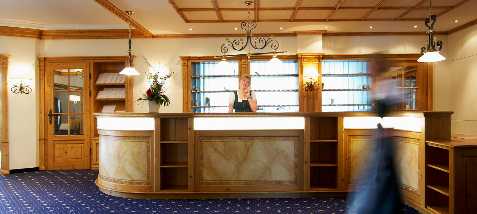 Empfangsbereich im Hotel mit Rezeption