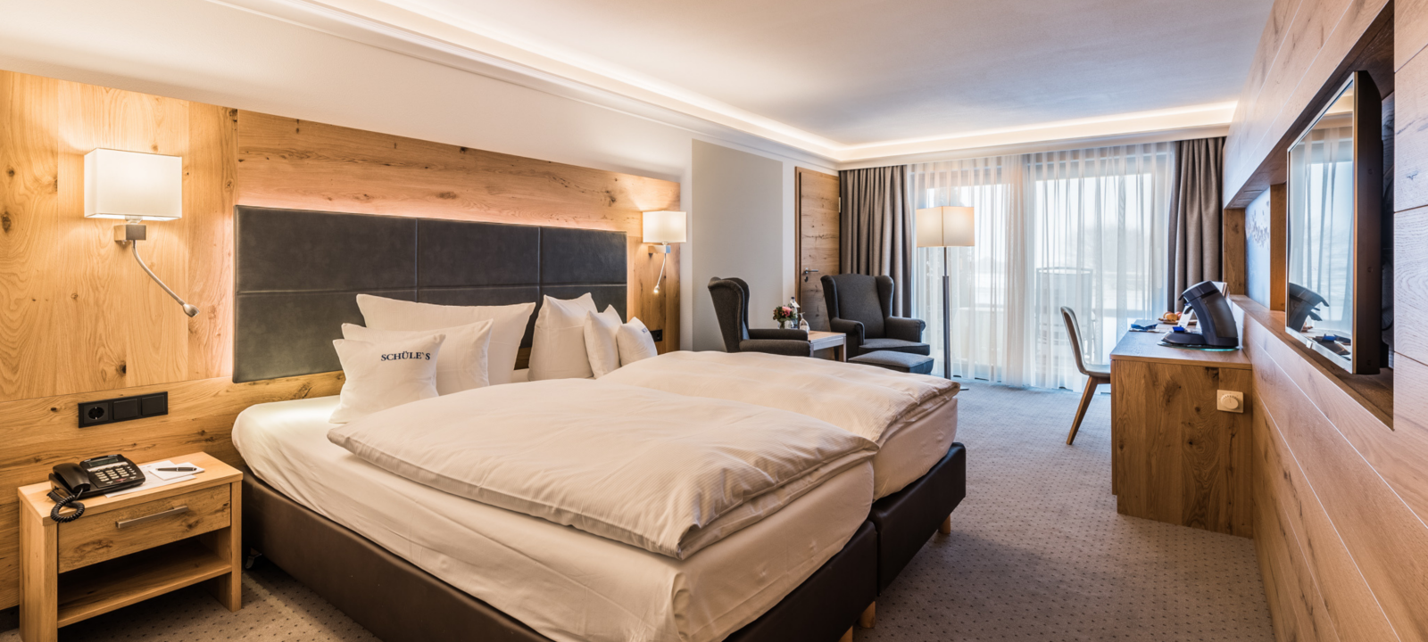 Doppelzimmer Brombeere mit Bett und viel Holzausstattung