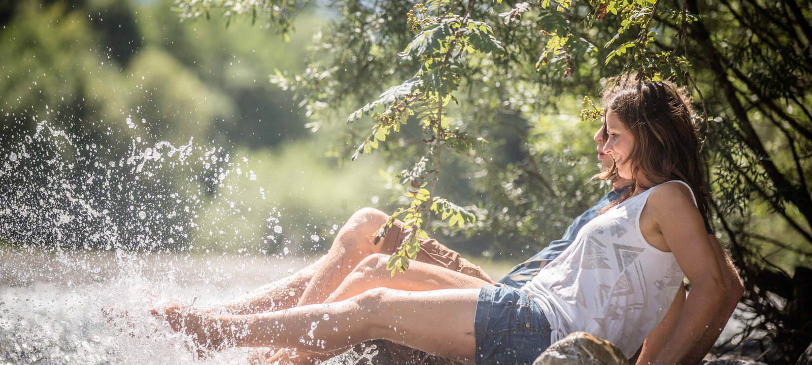 Pause am Bach beim Wandern