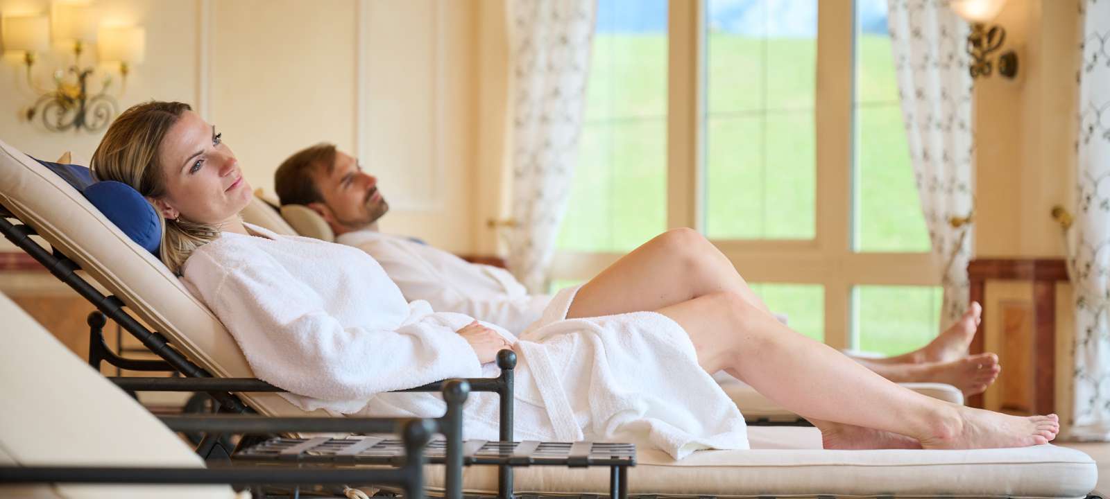 Ruheraum mit Ruheliegen und Bergblick