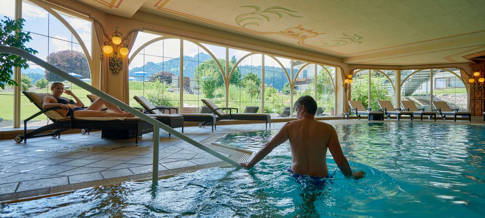 Spa-Liegen mit Kissen im Ruheraum