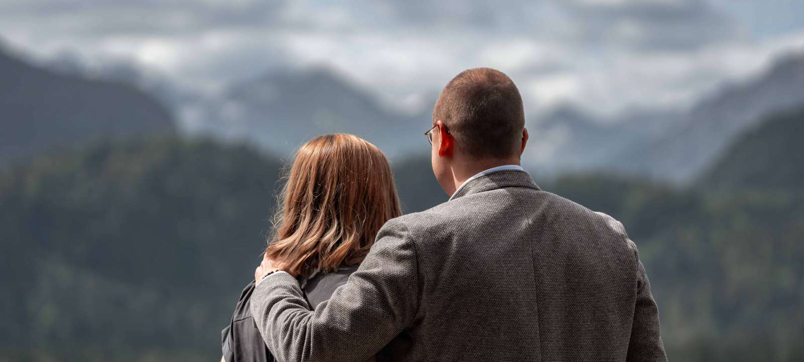 Ausblick auf die Allgäuer Alpen und grünen Wiesen vom Hotel in Oberstdorf im Allgäu