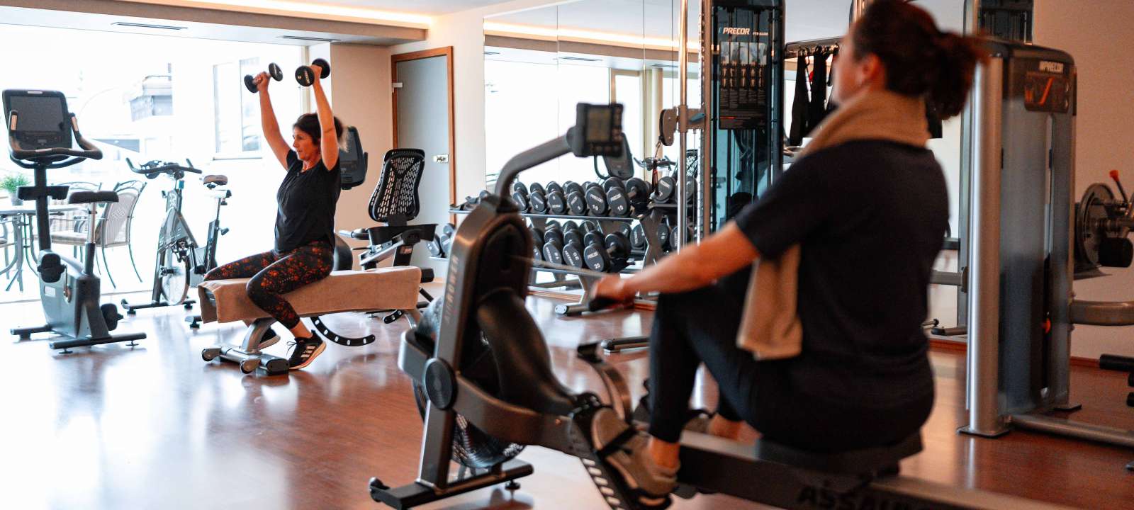 Fitnessraum mit Fitnessgeräten für Muskeln und Ausdauer Schüles