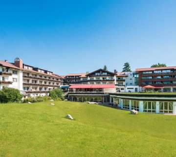 Außenansicht im Sommer auf das SCHÜLE'S