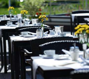 Gedeckter Tisch im Außenbereich