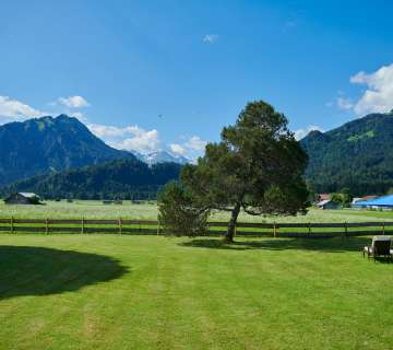 Weitläufige Gartenlandschaft mit Liegewiese im Wellnesshotel in Oberstdorf