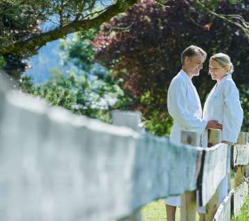 Paar in Bademänteln in Schüles Garten