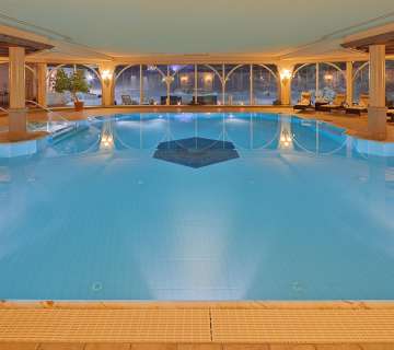 Panoramahallenbad am Abend mit Ausblick