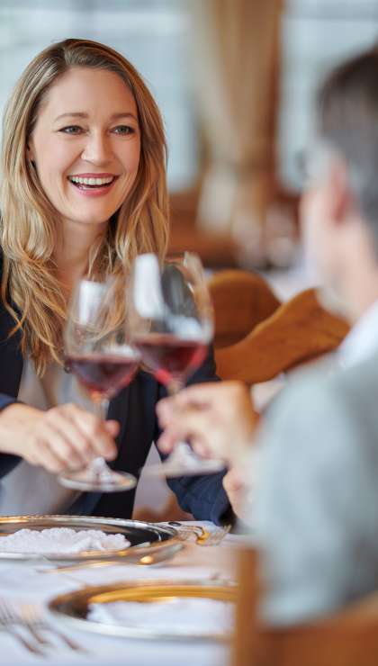 Paar genießt SCHÜLE's Essen mit Rotwein