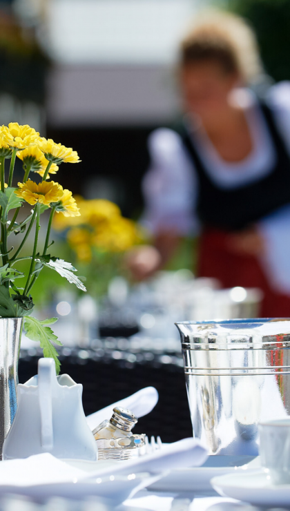 Kaffee Geschirr auf der Terrasse