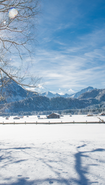 Weiter Bergblick an einem sonnigen Wintertag