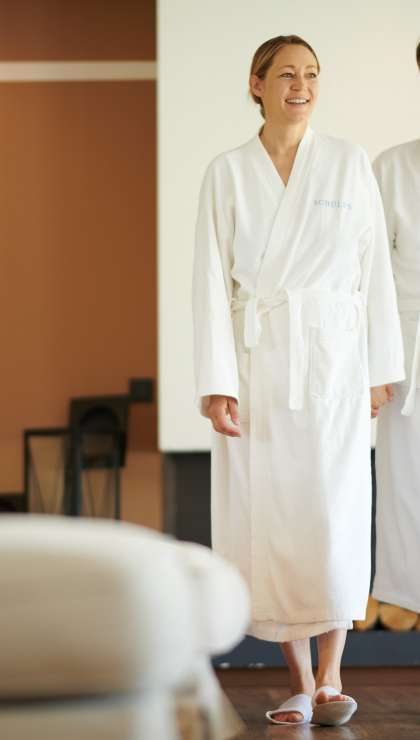 Paar läuft durch das ZeitLOS