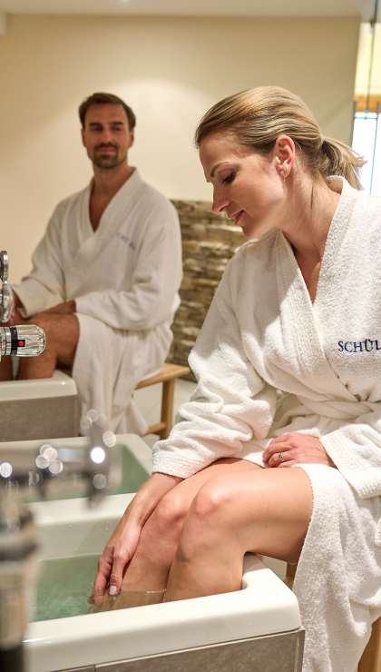 2 Personen machen ein Fußbad