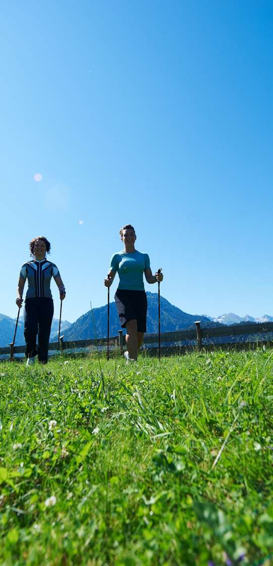Frauen beim Nordic Walking in der Natur
