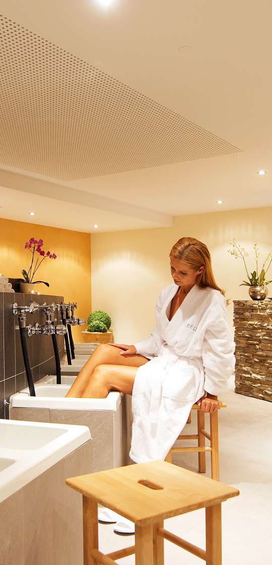 Wohltuende Kneippanwendung im Kneipp-Bereich