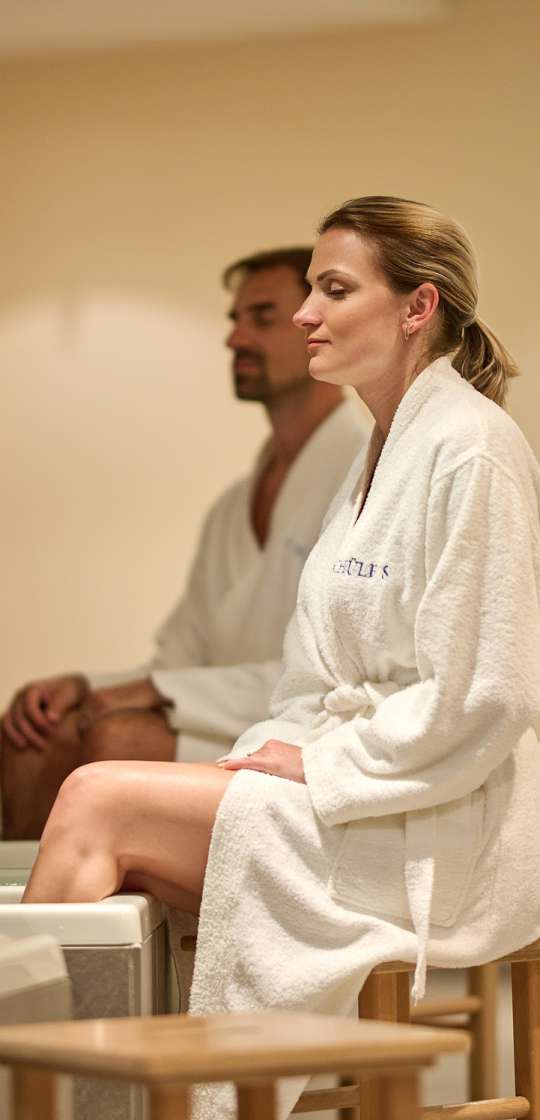 Frau genießt ein Kneipp'sches Fußbad