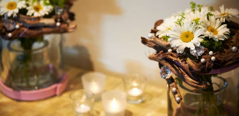 Dekoration mit Kerzen & Blumengesteck