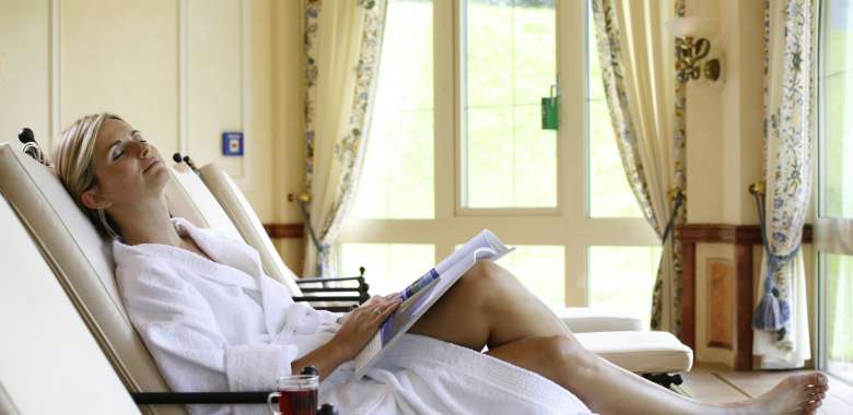 Frau entspannunt mit Zeitung