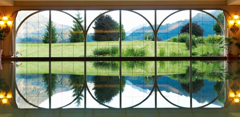 Aussicht Hallenbad auf die Berge im Wellnesshotel Oberstdorf