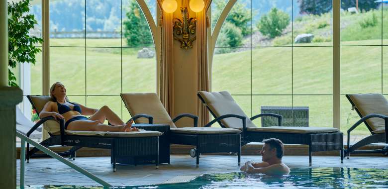 Paar im Panoramahallenbad