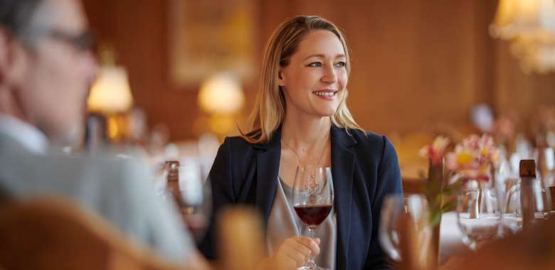 Frau genießt ein Glas Rotwein in Schüles Restaurant