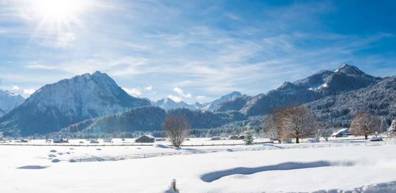 Bergblick im Winter mit Schnee
