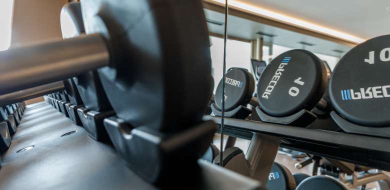 Hanteln im Fitnessraum
