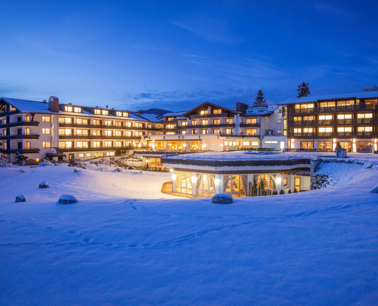 Schüles Hotel in Oberstdorf in Abenddämmerung im Winter