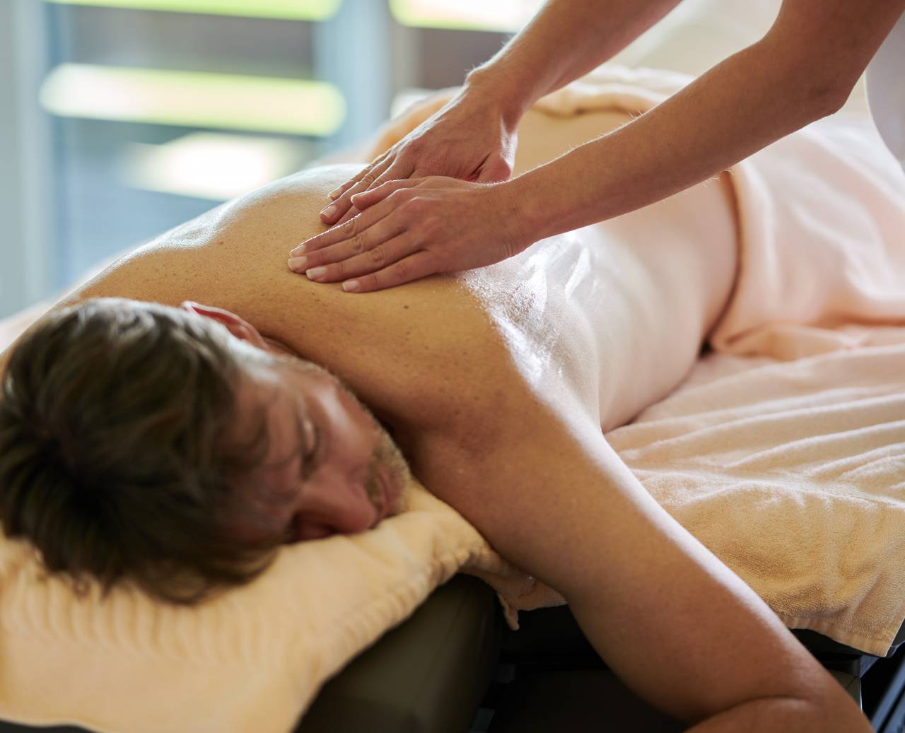 Wellness in Oberstdorf entspannte Aromaölmassage