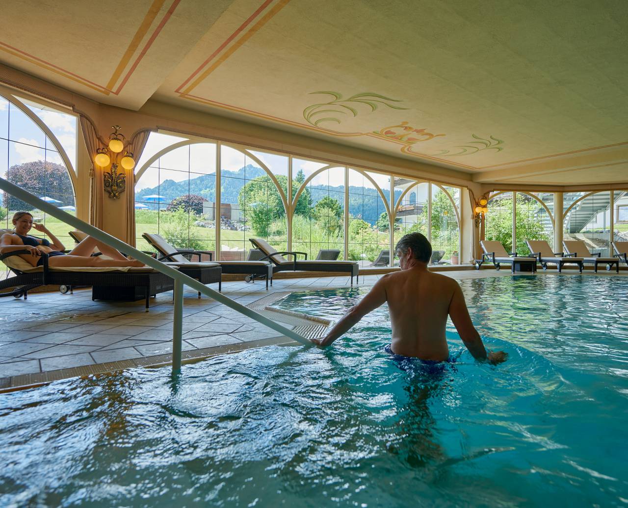 Hotel mit Hallenbad und Ausblick im Wellnesshotel Oberstdorf