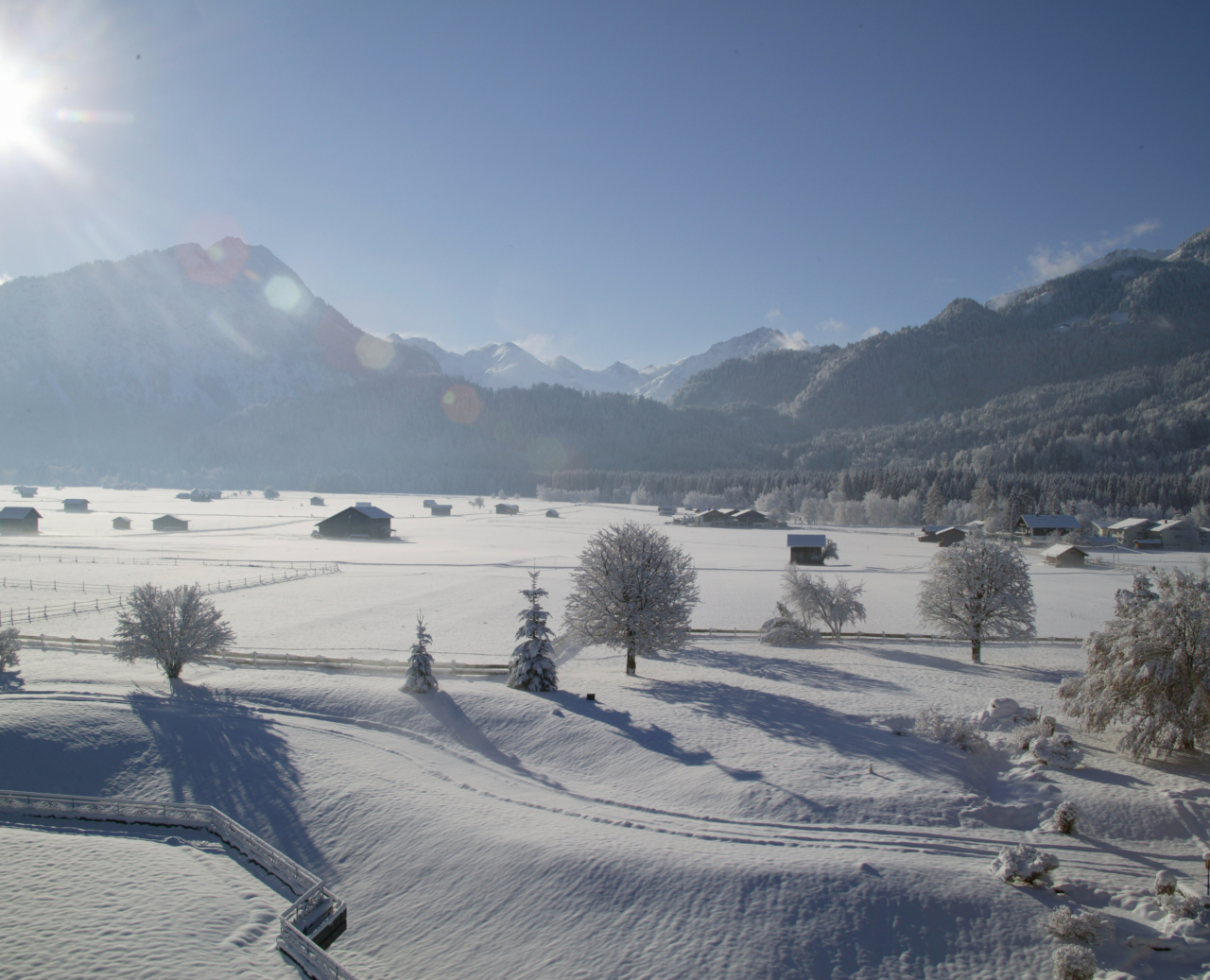 Bergblick an einem sonnigen Wintertag