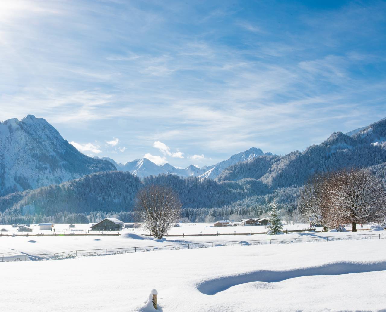 Garten im Winter mit Panoramanlick in die Berge und die Loipen