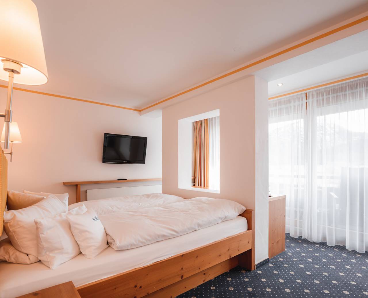 Doppelzimmer mit Bett  und Fernseher