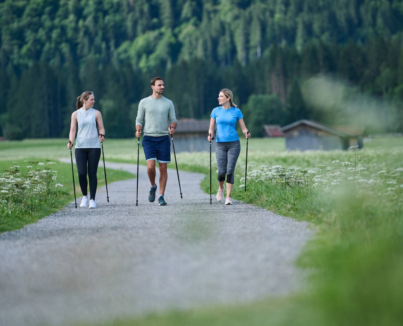 Frauen beim Nordic Walking im Aktivhotel in Oberstdorf
